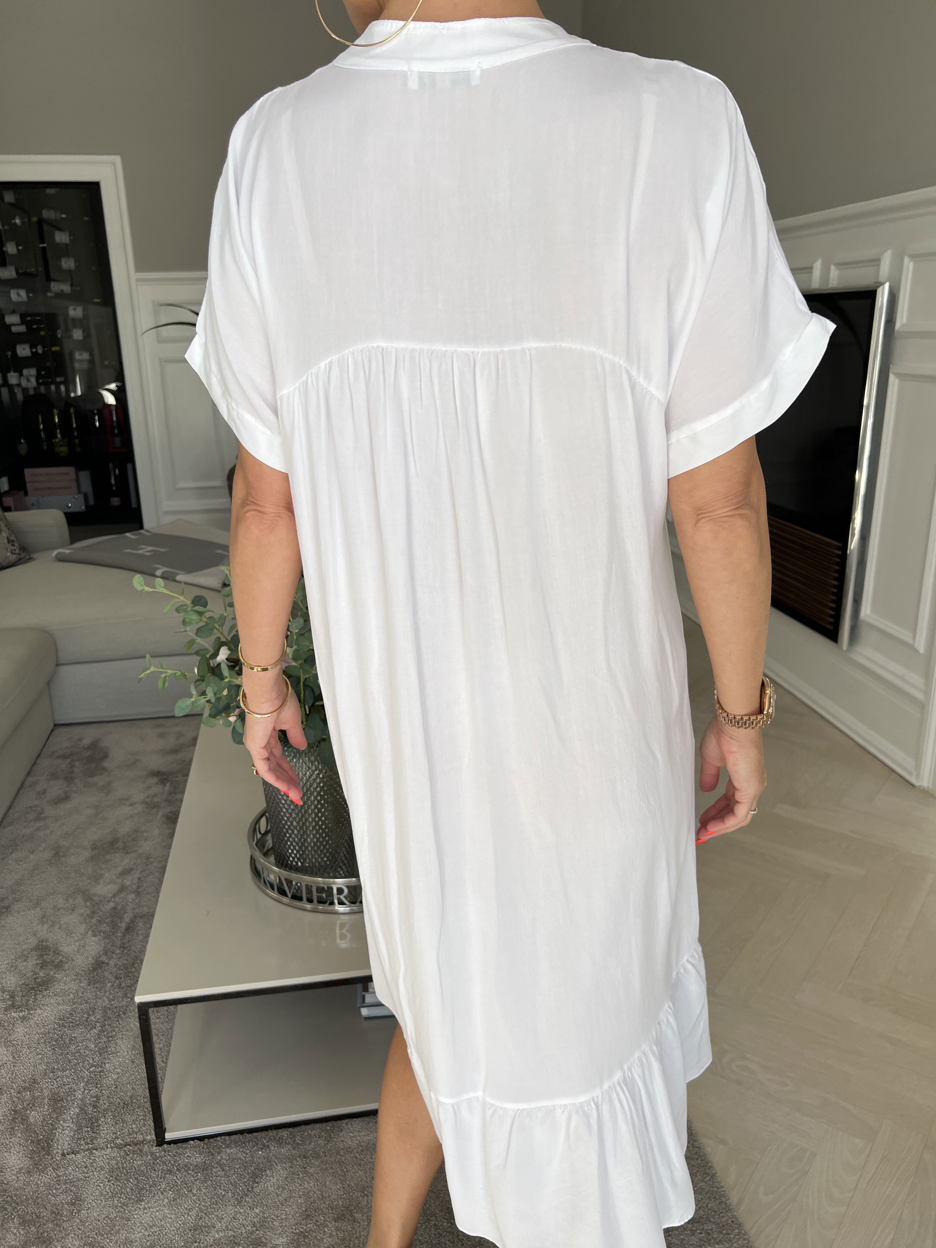 Cecil - Kjole i viskose med pailletter og flæsekant forneden